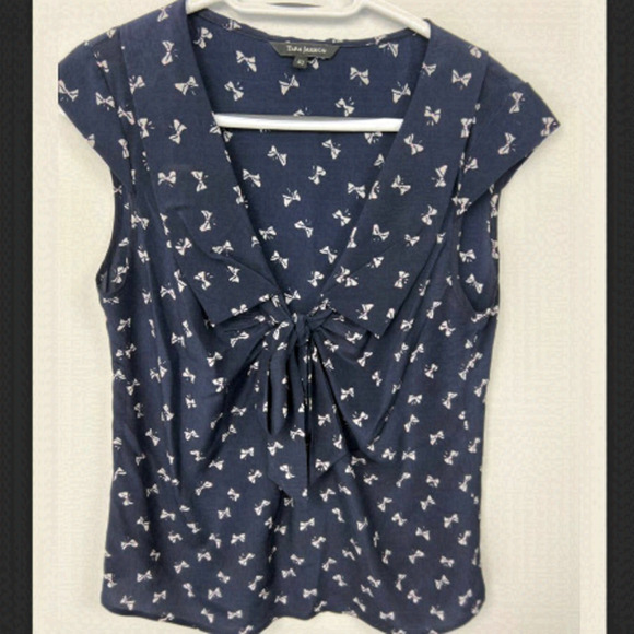 NWOT Tara Jarmon, Size 40, Sleeveless Top with bow design with front bow - Picture 1 of 6